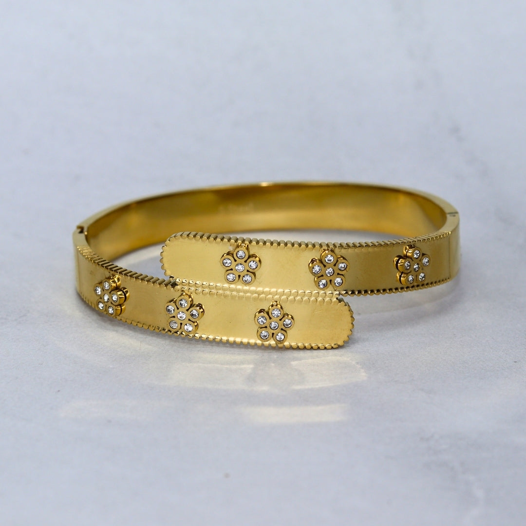 Chunky Vintage Floral Gold Bracelet - Adorn-iq