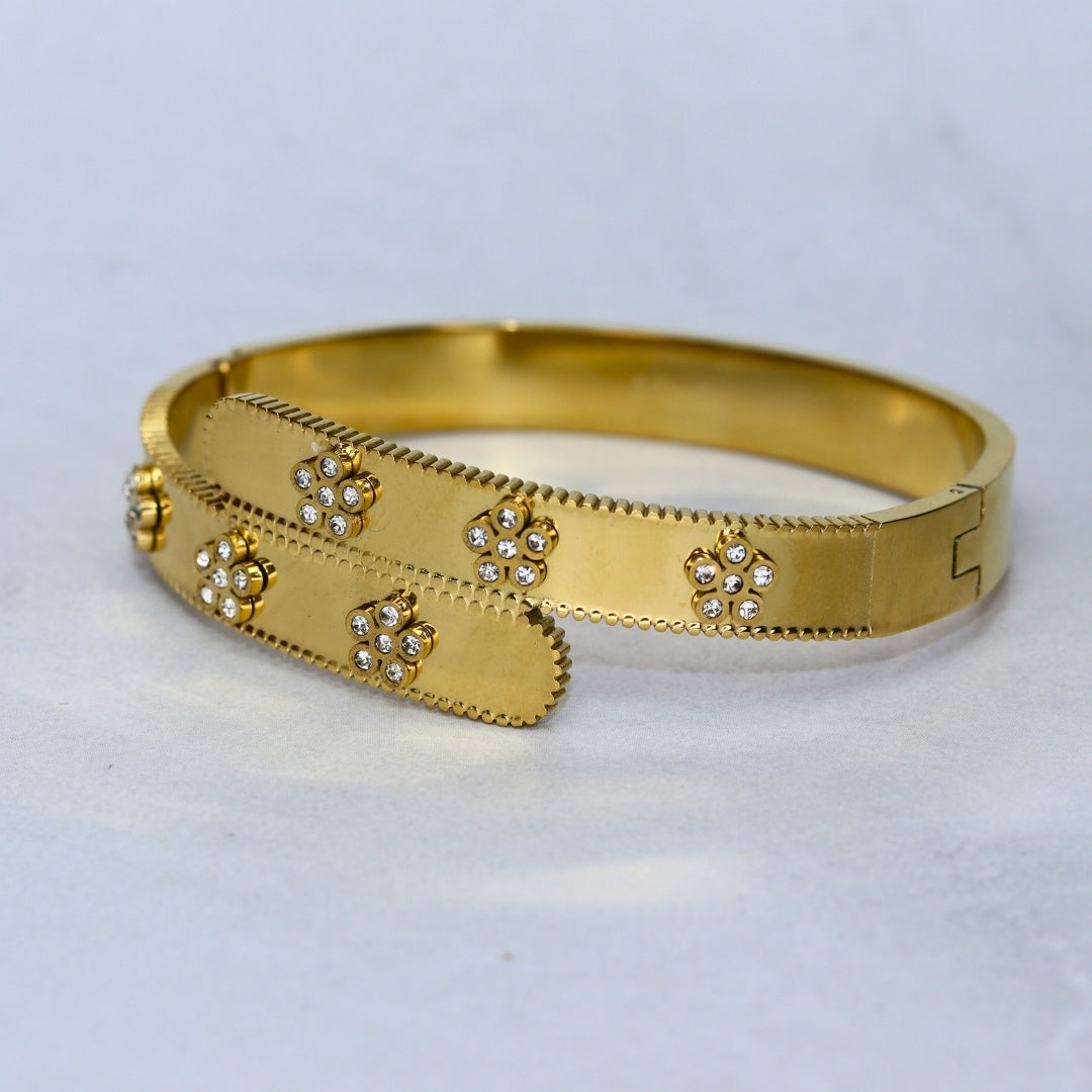 Chunky Vintage Floral Gold Bracelet - Adorn-iq
