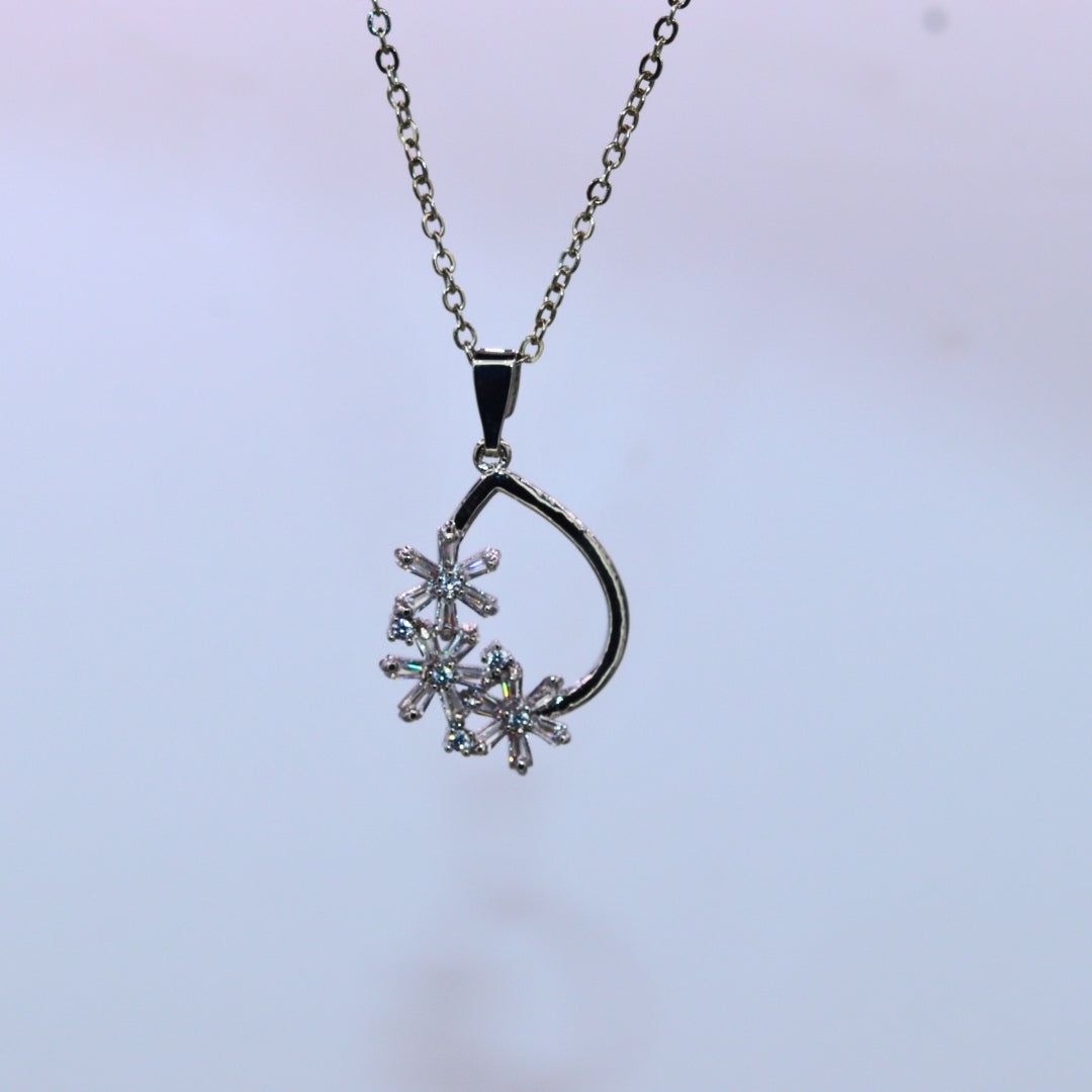 Flower Zircon Necklace in silver